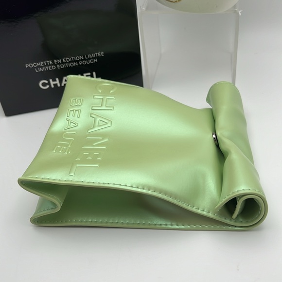 Chanel Makeup Lunch Pouch”The City Break” Iridescent Green Snap Closure & Polish - Picture 9 of 17